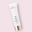 100%-ban fizikai fényvédő krém, széles spektrumú UV védelemmel. Korallbarát formulája mellett finompor blokkoló,  tónusegységesítő és anti-aging funkcióval bír.