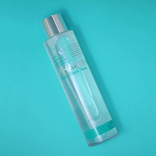 Mizon AHA&amp;BHA Daily Clean Toner eltávolítja az elhajt hámsejteken a bőr felszínéről és a pórusokból a tisztább, ragyogóbb tekintetért.